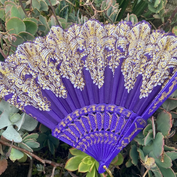 3 Hand fans - Picture 3 of 10